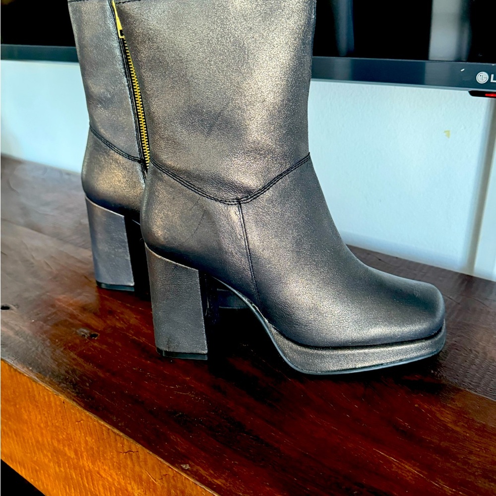 Brand New Diba True Mont Pelier Bootie in Pewter Metallic Size 7.5
